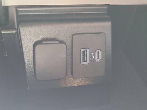 Used 2022 Ford Explorer XLT w/ Equipment Group 202A RWD image 28