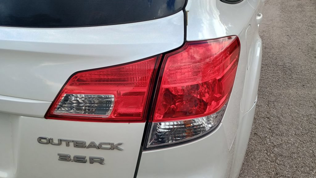 Used 2011 Subaru Outback 3.6R Limited w/ PWR Moonroof Pkg AWD/4WD image 8