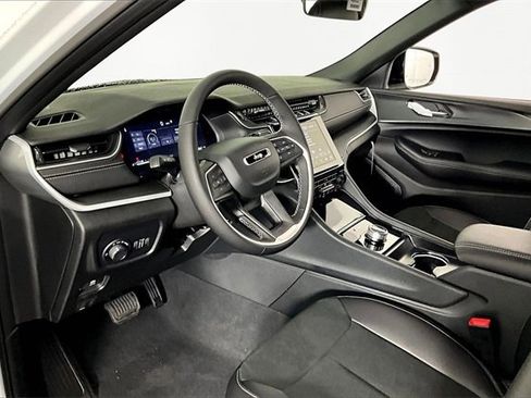 New 2025 Jeep Grand Cherokee L Altitude image 8