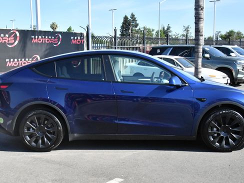 Used 2023 Tesla Model Y Long Range AWD/4WD image 9