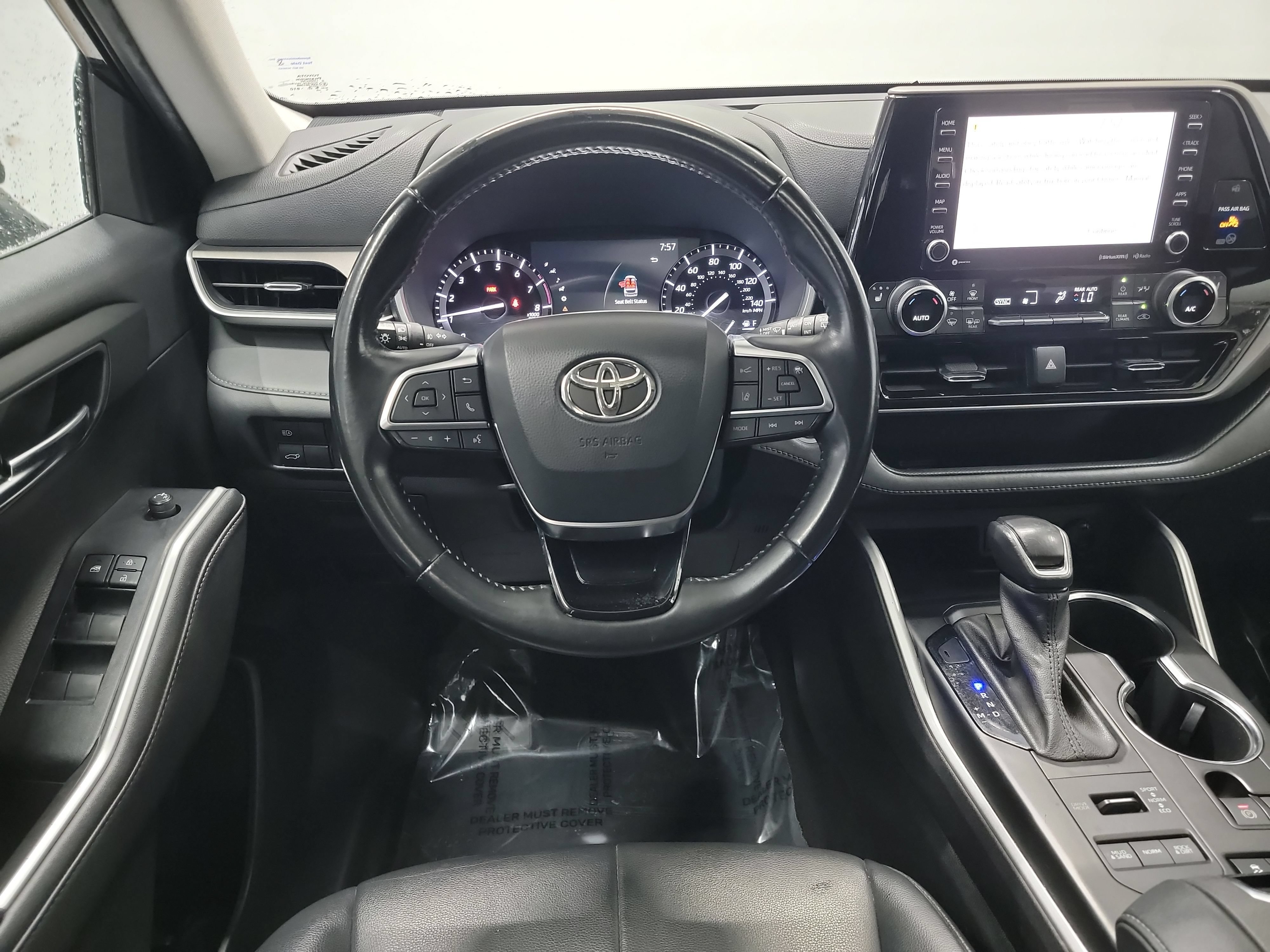 Used 2021 Toyota Highlander XLE AWD/4WD image 16