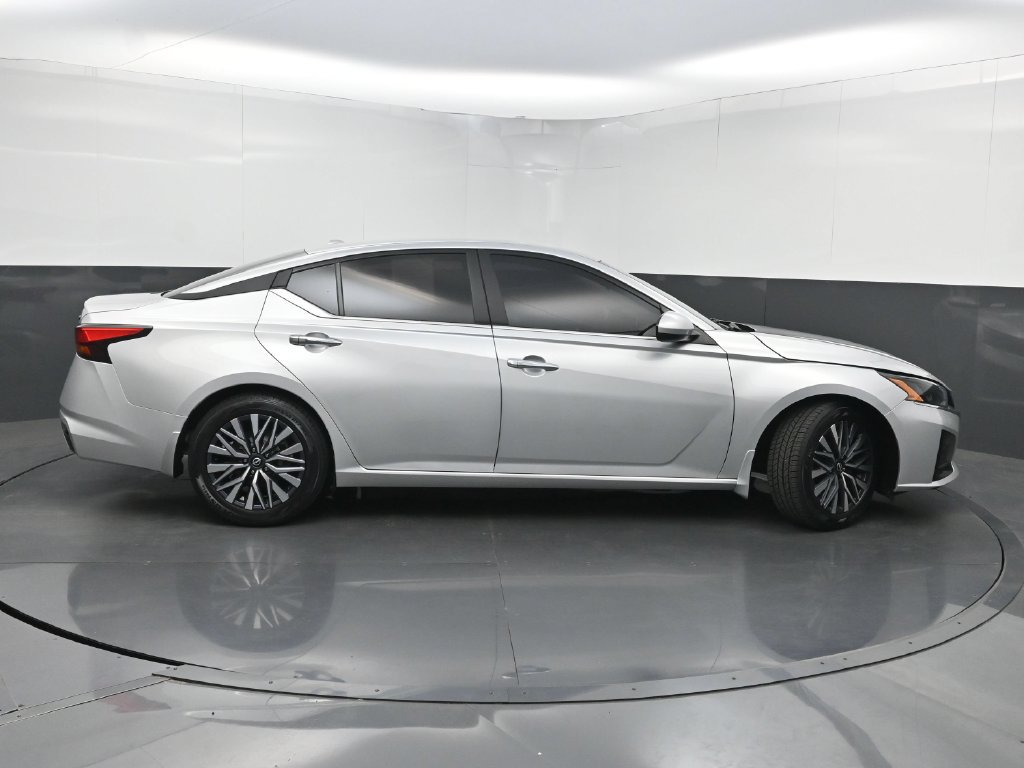 Used 2023 Nissan Altima 2.5 SV FWD image 39