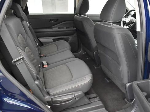 Used 2024 Nissan Pathfinder SV image 17