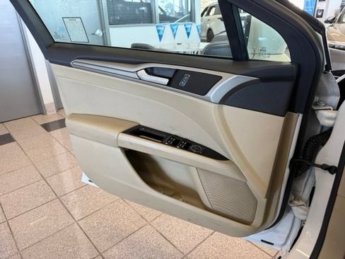 Used 2014 Ford Fusion SE FWD image 19