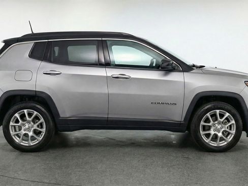 Used 2025 Jeep Compass Limited image 11