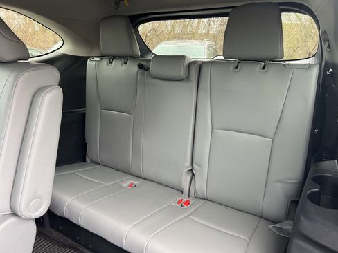 Used 2024 Toyota Highlander XLE AWD/4WD image 4