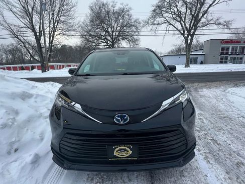 Used 2022 Toyota Sienna LE image 2