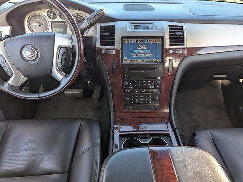Used 2010 Cadillac Escalade ESV Premium image 18