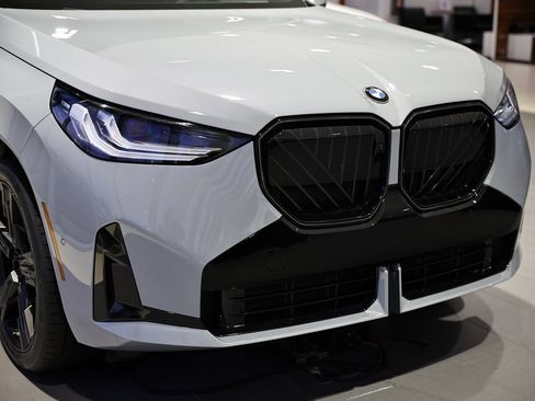 New 2026 BMW X3 xDrive30 w/ Premium Package image 2