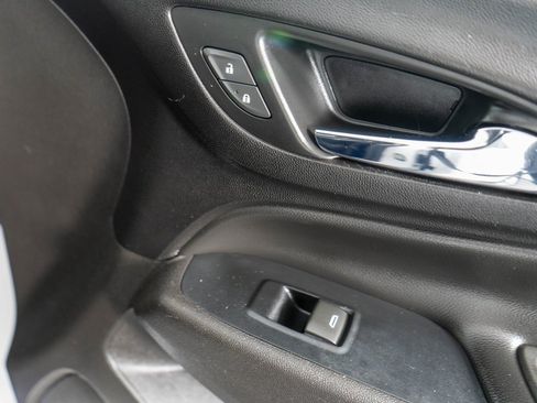 Used 2018 Chevrolet Equinox Premier image 9