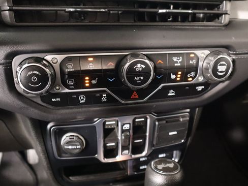 Used 2024 Jeep Wrangler Sahara image 7