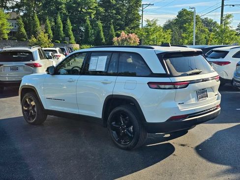 Used 2023 Jeep Grand Cherokee Limited w/ Black Appearance Package AWD/4WD image 12