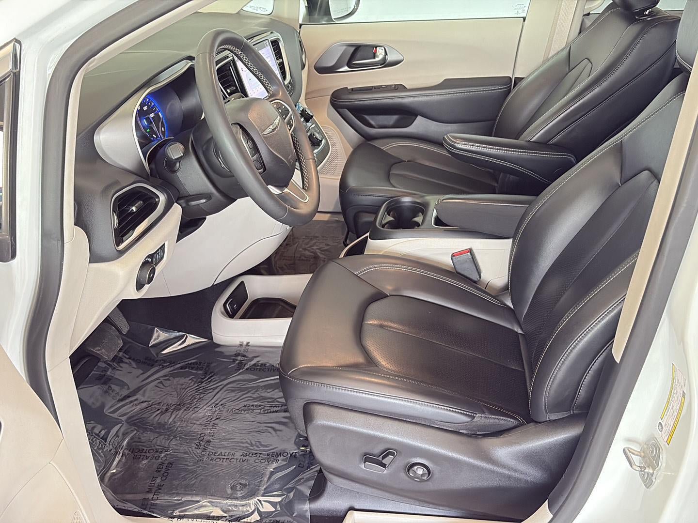 Used 2023 Chrysler Pacifica Touring-L FWD image 6