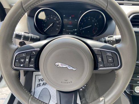 Used 2018 Jaguar XE Premium image 15