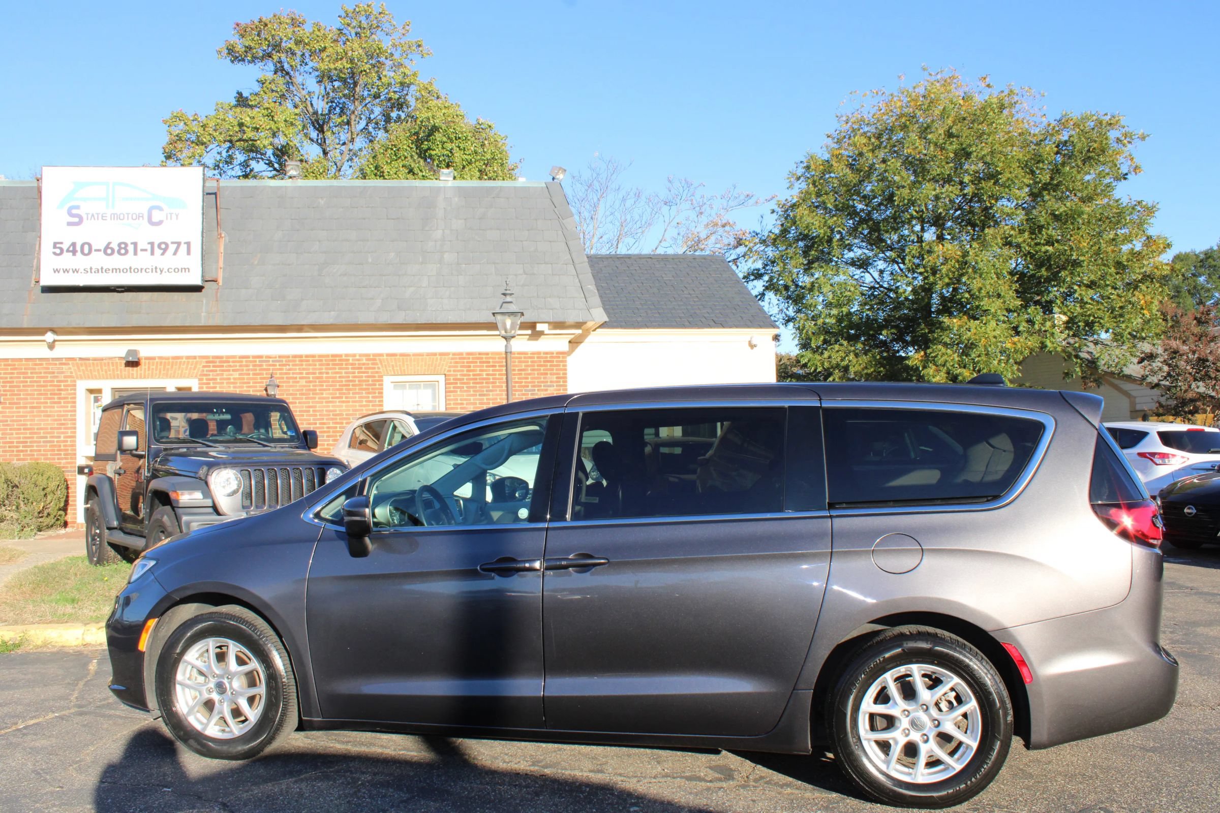 Used 2023 Chrysler Pacifica Touring-L FWD image 6