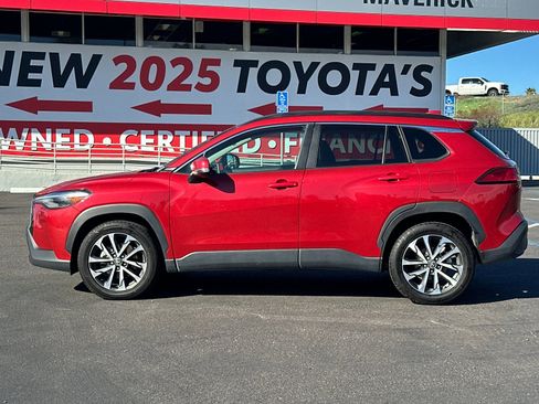 Used 2024 Toyota Corolla Cross XLE image 2