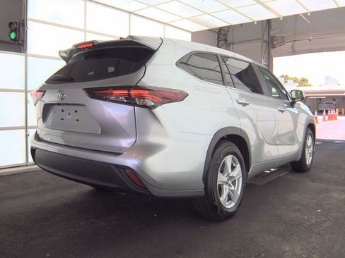 Used 2024 Toyota Highlander LE FWD image 3