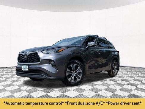 Used 2021 Toyota Highlander XLE AWD/4WD image 2