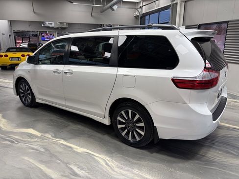 Used 2019 Toyota Sienna XLE image 37