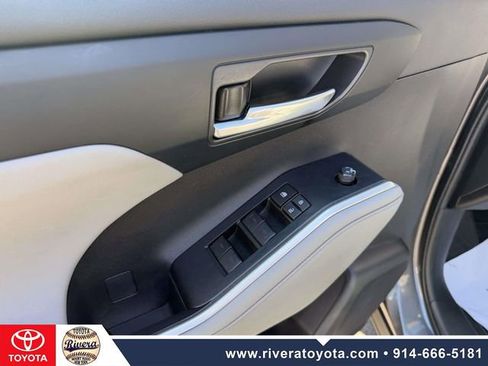 Used 2023 Toyota Highlander XLE image 12