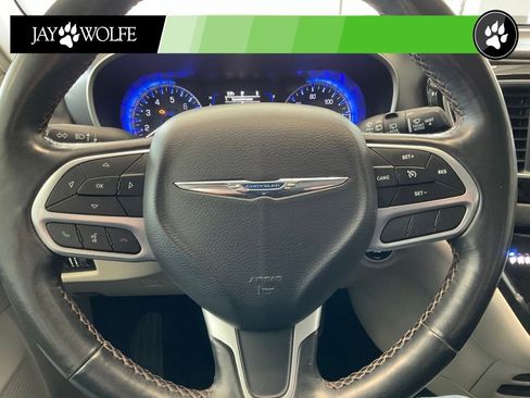Used 2020 Chrysler Pacifica Touring FWD image 11