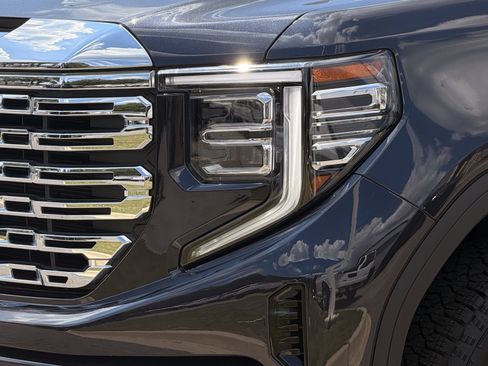Used 2025 GMC Sierra 1500 Denali w/ Technology Package AWD/4WD image 8
