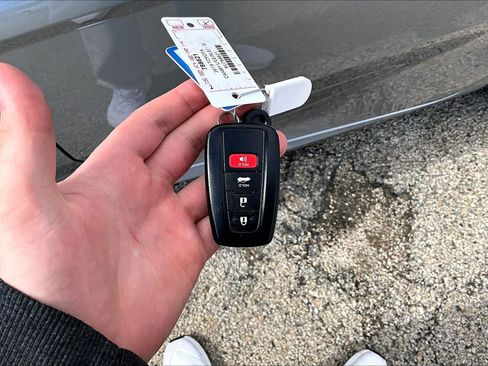 Used 2019 Toyota Camry L image 12