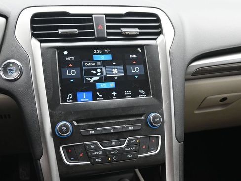 Used 2018 Ford Fusion SE w/ Fusion SE Technology Package FWD image 13