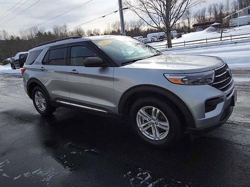 Used 2021 Ford Explorer XLT image 2