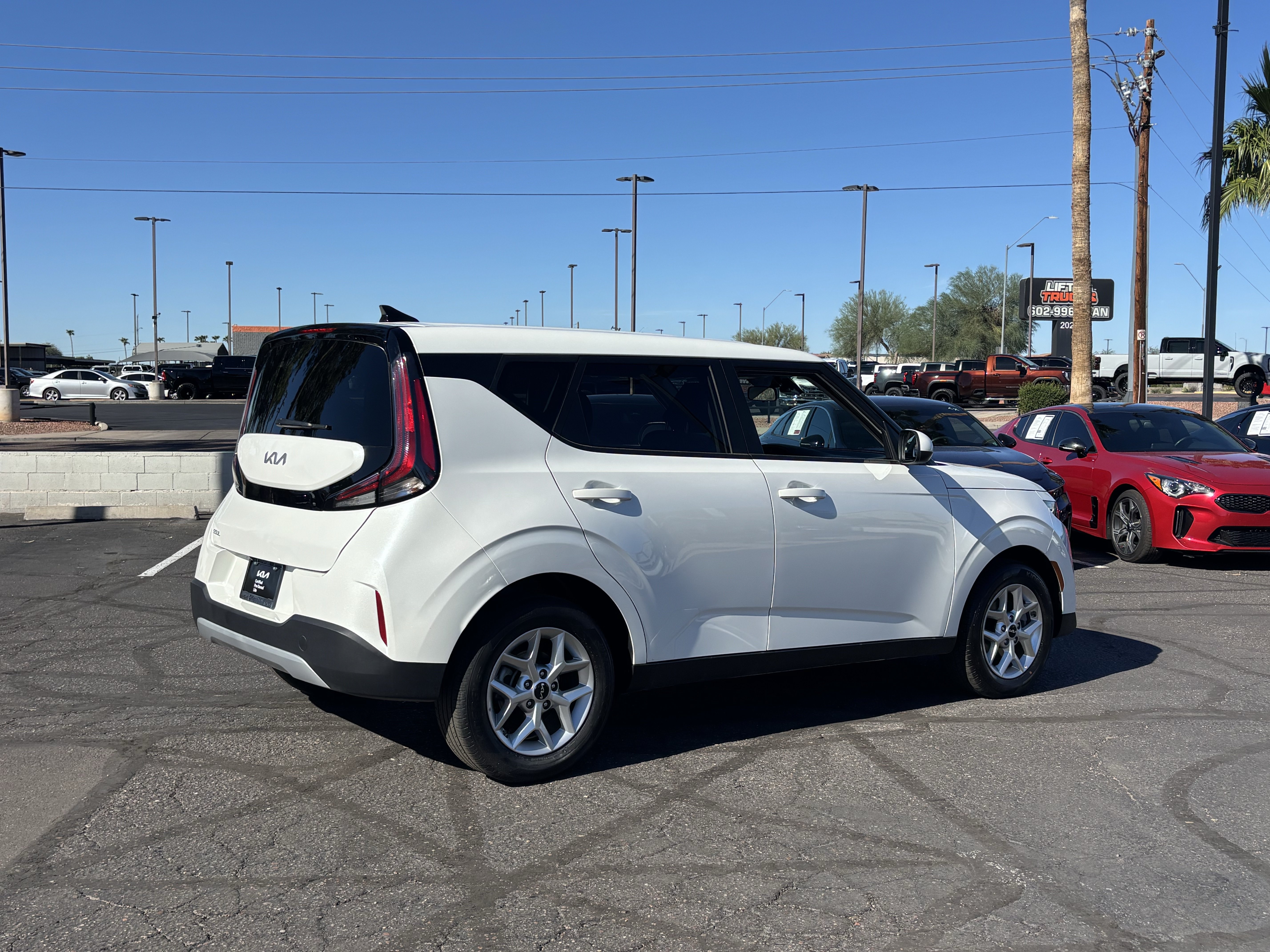 Certified 2025 Kia Soul LX w/ LX Technology Package FWD image 3