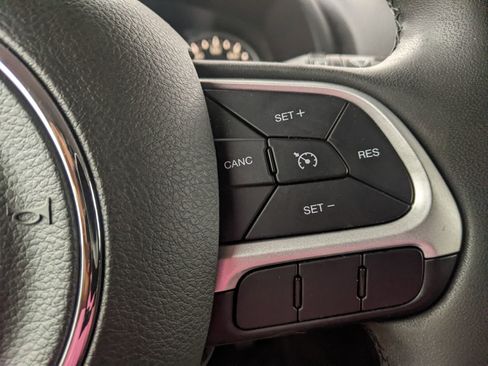 Used 2018 Jeep Renegade Latitude image 23