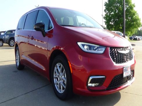 Used 2025 Chrysler Pacifica Select FWD image 4