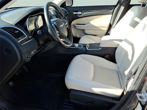 Used 2019 Chrysler 300 Touring w/ Driver Convenience Group image 20