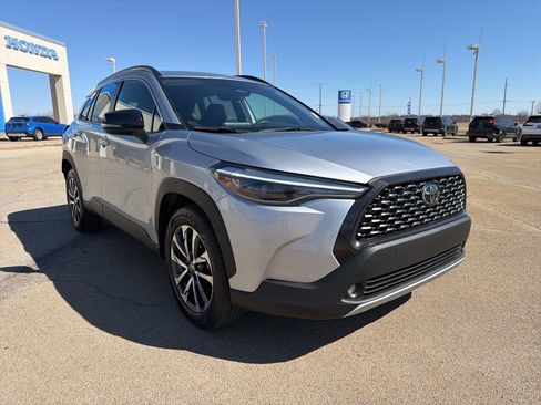 Used 2025 Toyota Corolla Cross XLE image 3