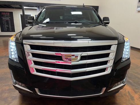 Used 2018 Cadillac Escalade ESV Luxury image 4