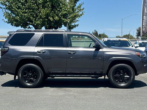 Used 2018 Toyota 4Runner SR5 Premium AWD/4WD image 3