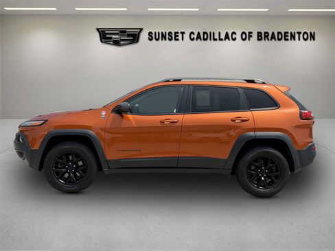 Used 2016 Jeep Cherokee Trailhawk w/ Comfort/Convenience Group AWD/4WD image 6