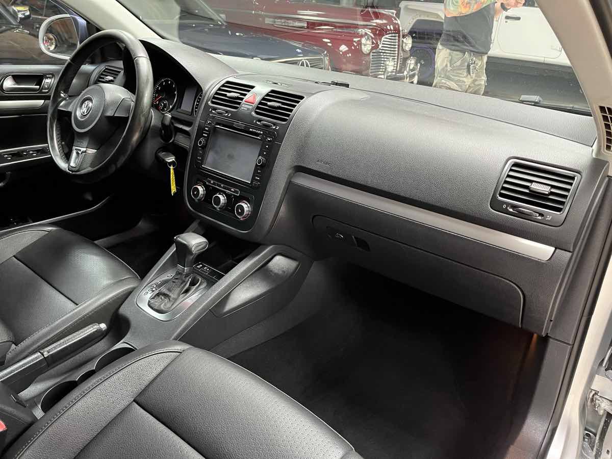Used 2010 Volkswagen Jetta Limited Edition FWD image 10