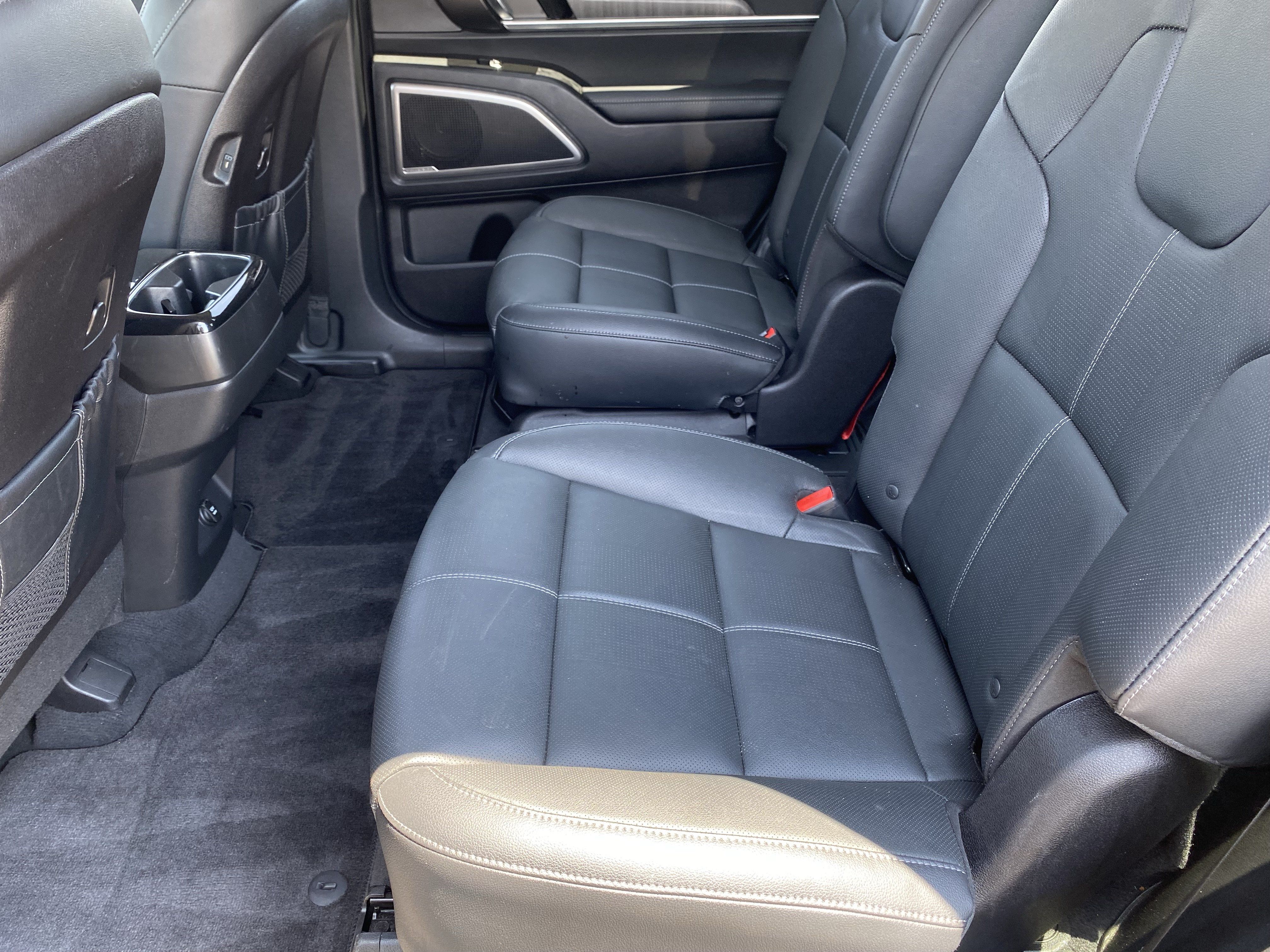 Used 2023 Kia Telluride EX w/ EX Captain's Chair Package FWD image 17