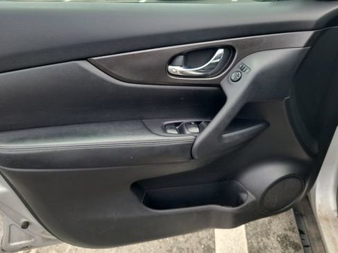Used 2015 Nissan Rogue SV w/ SV Premium Package AWD/4WD image 16