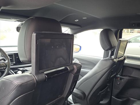 Used 2019 Chrysler Pacifica Touring-L Plus w/ Advanced Safetytec Group image 5