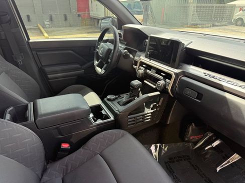 Used 2025 Toyota Tacoma SR5 AWD/4WD image 14
