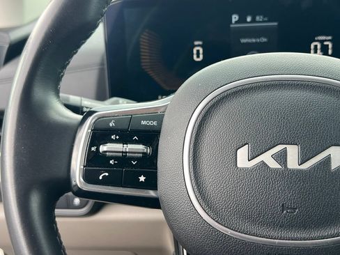 Used 2025 Kia Carnival FWD image 20