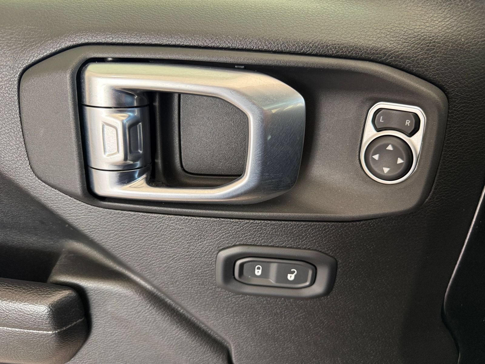 Used 2025 Jeep Wrangler Unlimited Sport AWD/4WD image 18