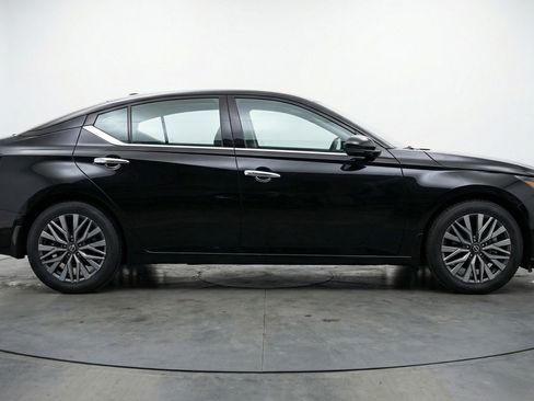 Used 2025 Nissan Altima 2.5 SV image 9