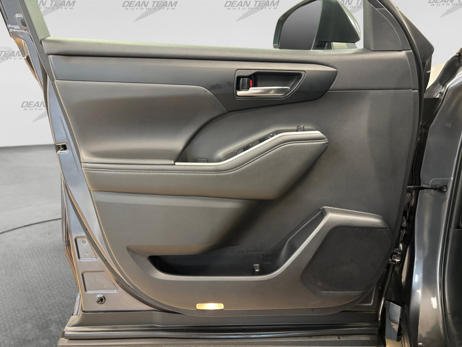 Used 2021 Toyota Highlander XLE FWD image 13