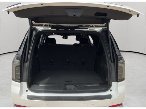 Used 2025 Chevrolet Suburban Premier AWD/4WD image 29