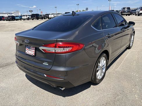 Used 2019 Ford Fusion SE FWD image 3