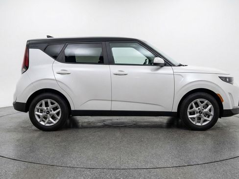 Used 2025 Kia Soul LX w/ LX Technology Package FWD image 9