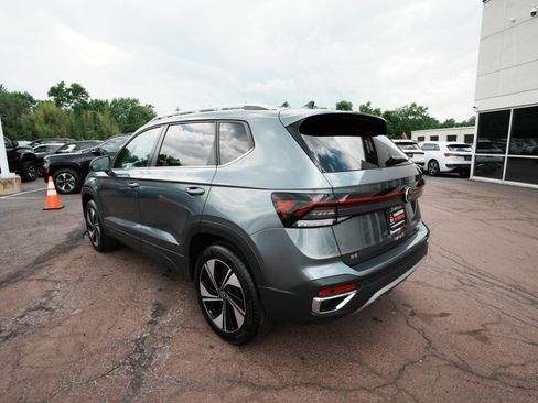 Used 2025 Volkswagen Taos SE w/ Panoramic Sunroof Package AWD/4WD image 4